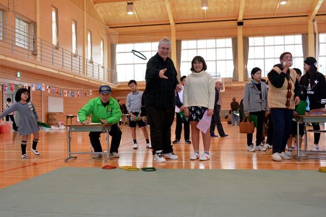 外国人女性と女の子が輪投げを楽しんでいる写真