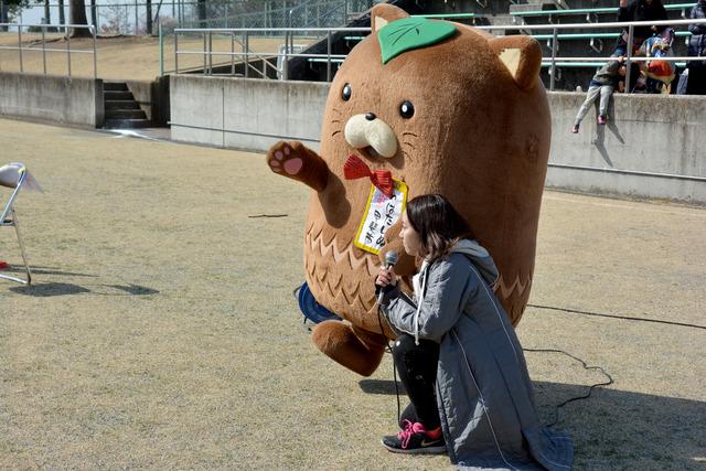 「やはたいぬ」が開会宣言をしている写真