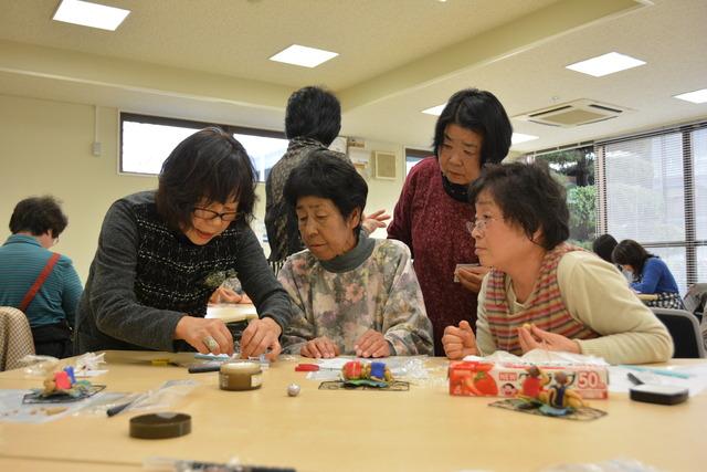 安藤さんから指導を受ける3人の女性の写真