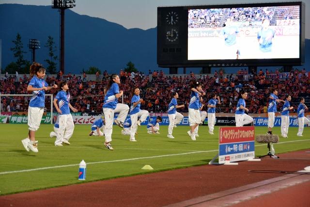 日本航空学園ウイングシアターが試合前に応援パフォーマンスでダンスをしている様子の写真