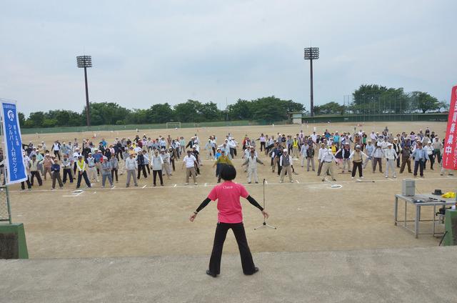 岡部先生と参加者がラジオ体操をしている写真