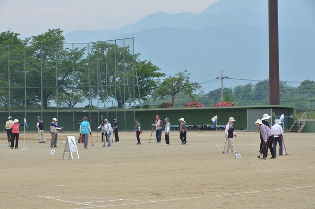 双葉スポーツ公園でグラウンドゴルフを楽しむ人達の写真