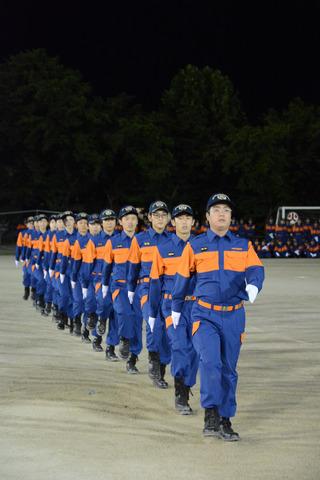 平成30年度甲斐市消防団訓練総見にて行われた新入団員による訓練礼式の様子の写真