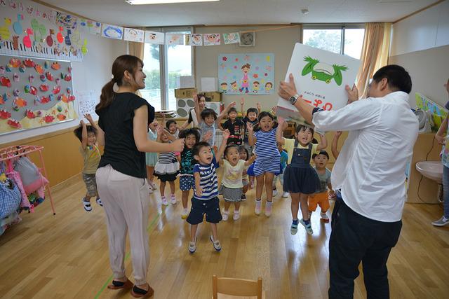 園児たちが元気に飛び跳ねている写真