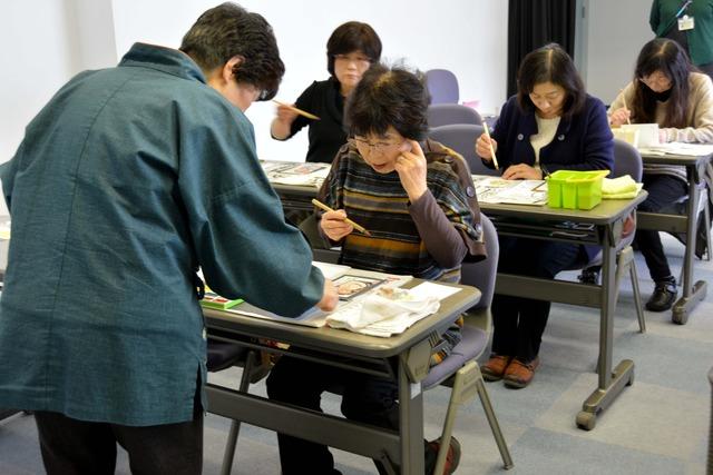 参加者の前に立ち指導する清水さんの写真