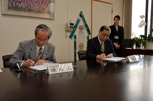 (写真)協定書に調印する株式会社ケーヨーの代表取締役社長 醍醐茂夫様と市長