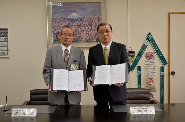 (写真)調印した協定書を披露する株式会社ケーヨーの代表取締役社長 醍醐茂夫様と市長