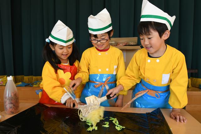 お店屋さんごっこする時、子供たちは野菜を切っている写真