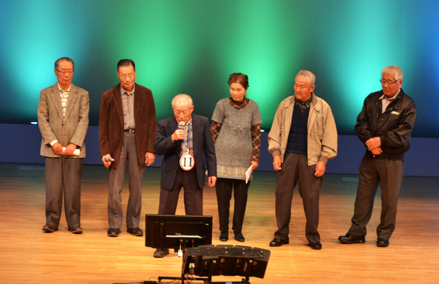 (写真)審査委員賞(二組目)の三井利治さん、野村正生さん、小林善栄さん、小林貞治さん、中村欣夫さん、野村美代子さん