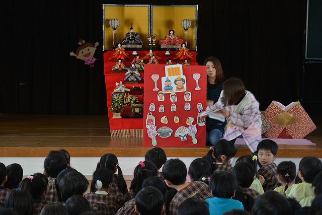 各段の雛の名前や役割などを学ぶ園児たちの写真