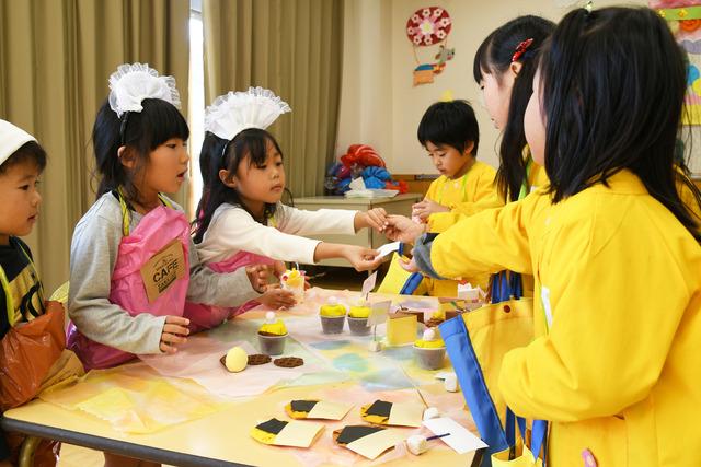 子供たちが商品を販売している写真