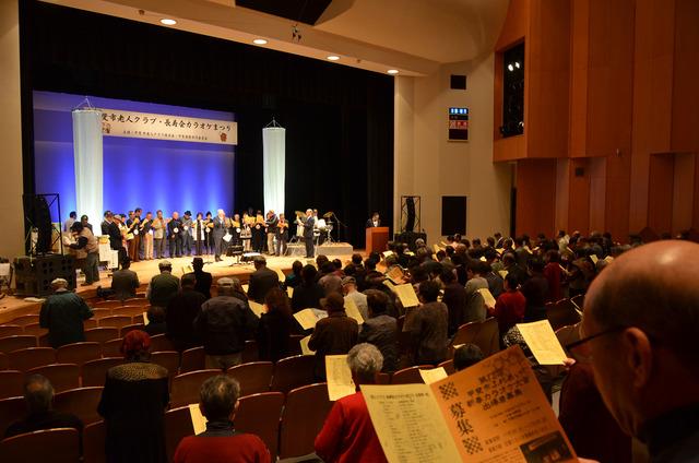 (写真)会場全員で「夢のあるワルツ」を合唱する様子