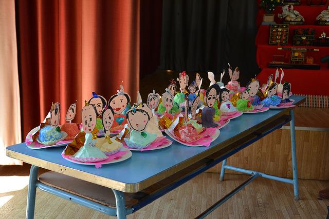 園児手作りの雛人形がテーブルに並べられている写真
