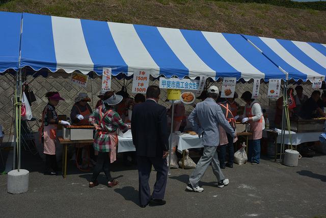 商工会の女性たちによる出店の写真