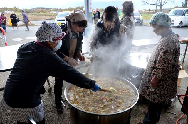 (写真)豚汁を作る人たち