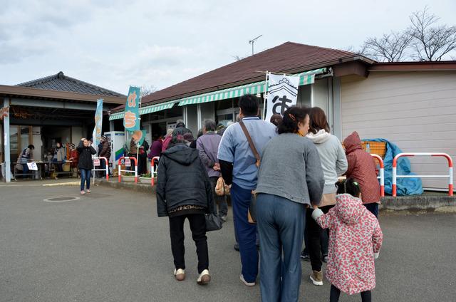 (写真)開店前に並ぶ人たち