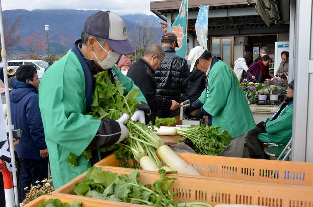 (写真)特売コーナーに浅尾大根を並べる人