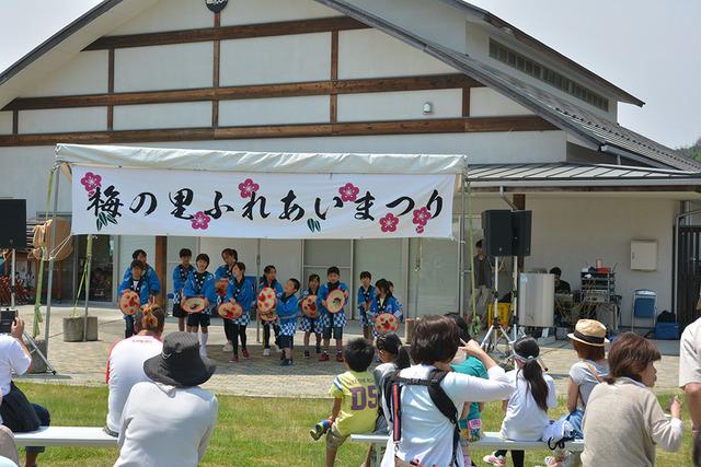 屋外ステージで睦沢子どもクラブによる花笠音頭が披露されている写真