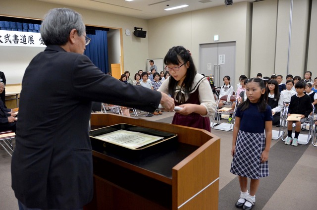 (写真)表彰状が授与される毛筆の部と硬筆の部の大会最優秀賞者