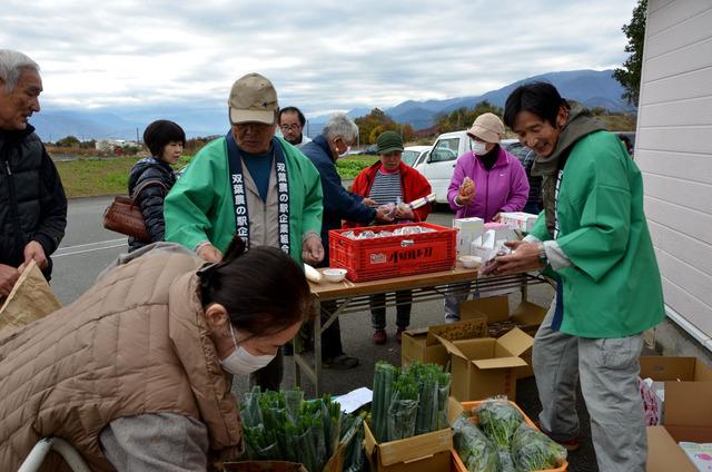 (写真)野菜や農産物が並ぶ抽選会の様子