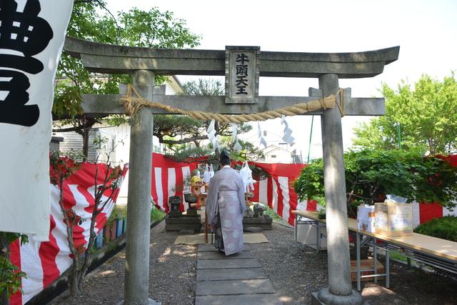 牛頭天王の石碑前で行われている神事の写真