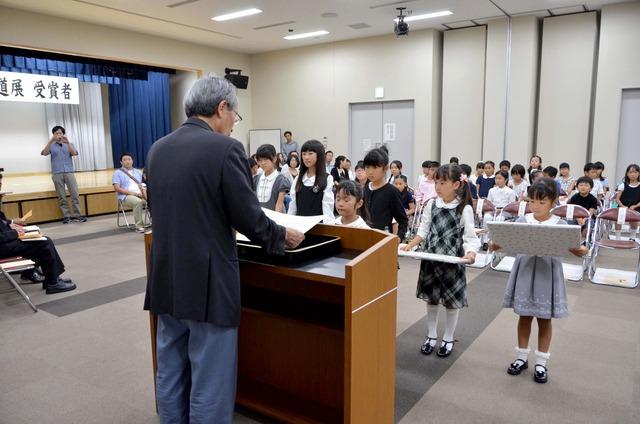 (写真)表彰状と記念品が授与される甲斐市長賞、甲斐シティロータリークラブ会長賞のほか、各賞入賞者たち(1枚目)