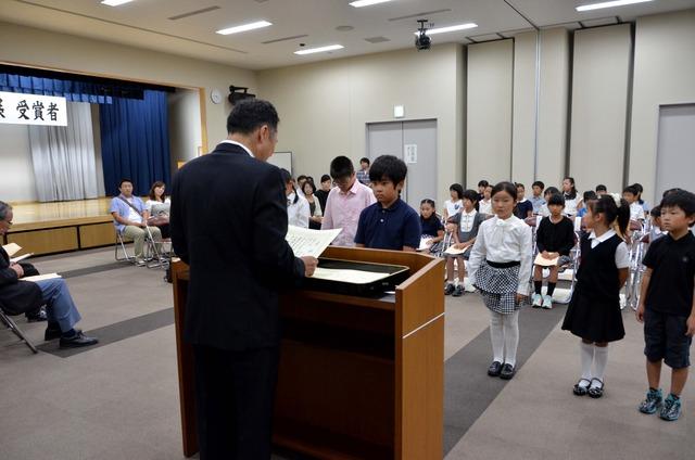 (写真)表彰状と記念品が授与される甲斐市長賞、甲斐シティロータリークラブ会長賞のほか、各賞入賞者たち(2枚目)