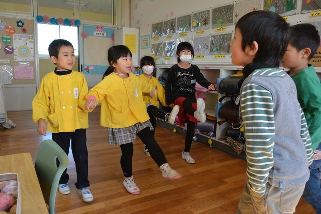 はないちもんめで遊ぶ児童と園児の写真