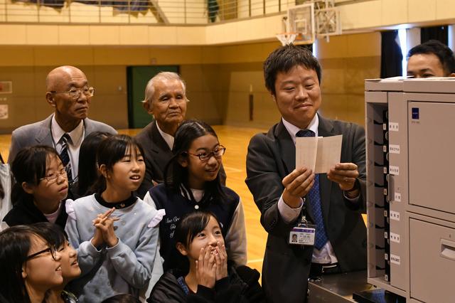 明るい選挙出前授業 皆さん一緒に投票を見ている写真