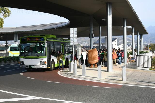 竜王駅のバスと人たちの写真