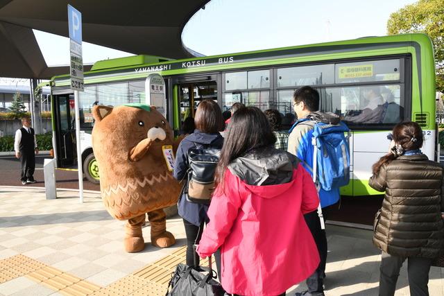 甲斐市営業部長のやはたいぬが参加者を出迎え、記念撮影を撮っている写真2