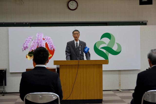 甲斐市役所にて当選証書付与式で堀内克一選挙管理委員会委員長が話をしている写真