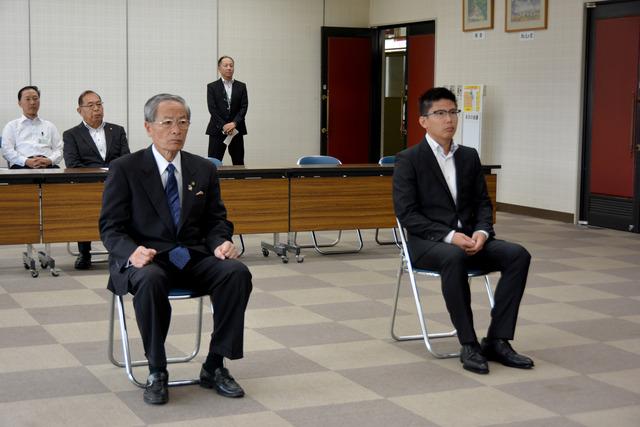 甲斐市役所にて当選証書付与式での保坂武氏と横山洋介氏が座っている写真