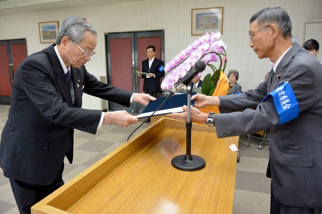 甲斐市役所にて堀内克一選挙管理委員会委員長から保坂武氏へ当選証書が手渡されている写真