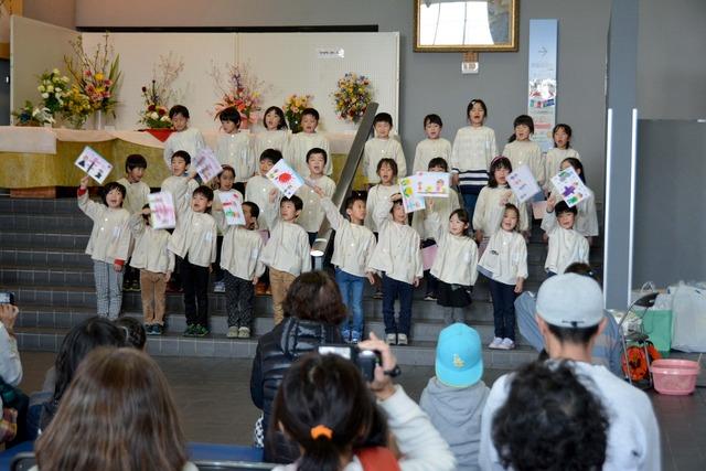 敷島公民館のロビーで敷島保育園児たちが歌を歌っている写真