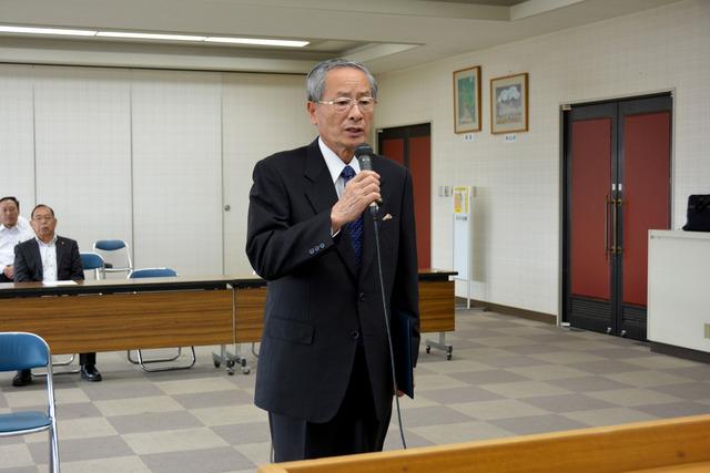 甲斐市役所にて保坂武氏が代表してあいさつをしている写真