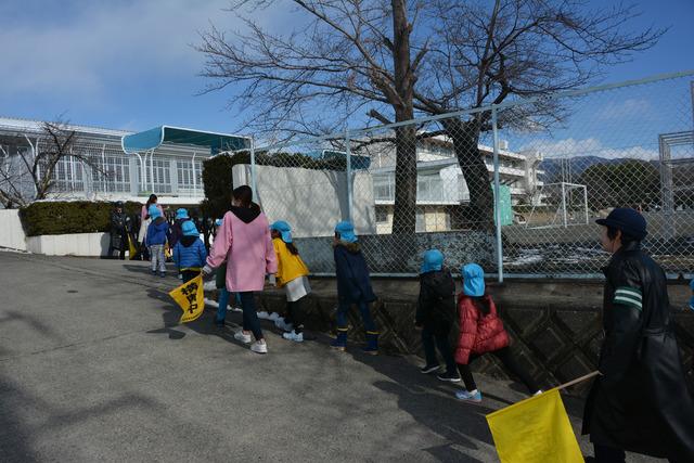 竜王北小学校前を児童たちが歩いている写真
