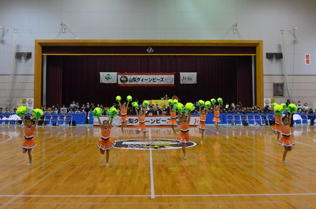 (写真)ハーフタイムイベントでダンスを披露する小島ダンスCoの子どもたち(1枚目)