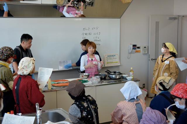 料理の講師、守屋若奈さんの話を聞く参加者たちの様子の写真