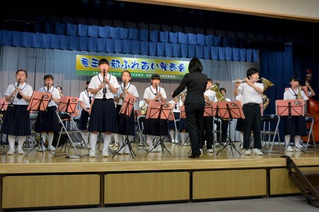 竜王北中学校吹奏楽部の学生が演奏している様子の写真
