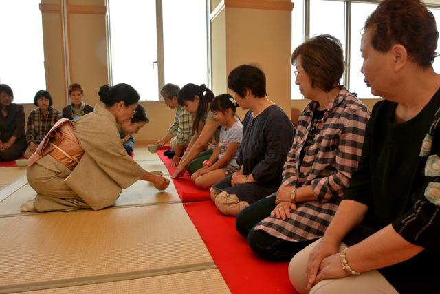 お茶席に参加する人々の写真