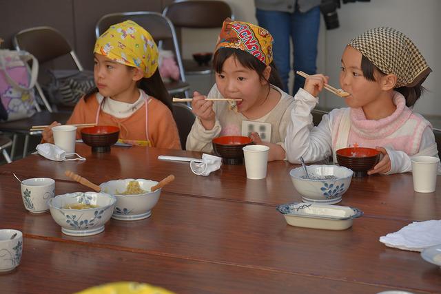 南部公民館親子ふれあい講座「親子でもちつきと昔遊び」の様子の写真8