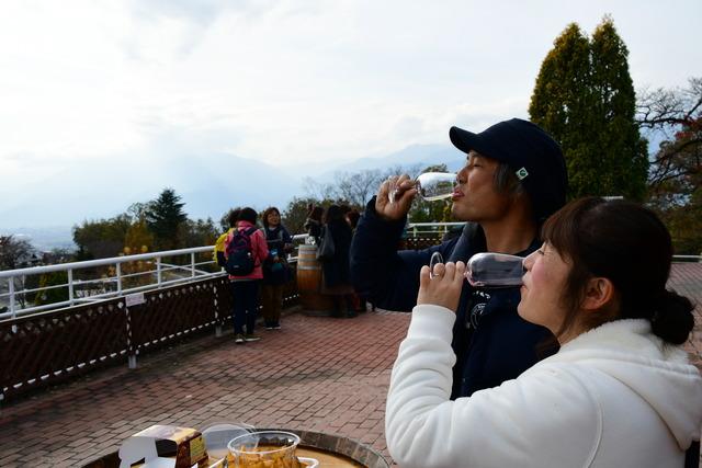 2人がワインを飲んでいる写真