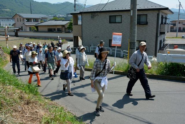 畠中さんの後を参加者が歩いている写真