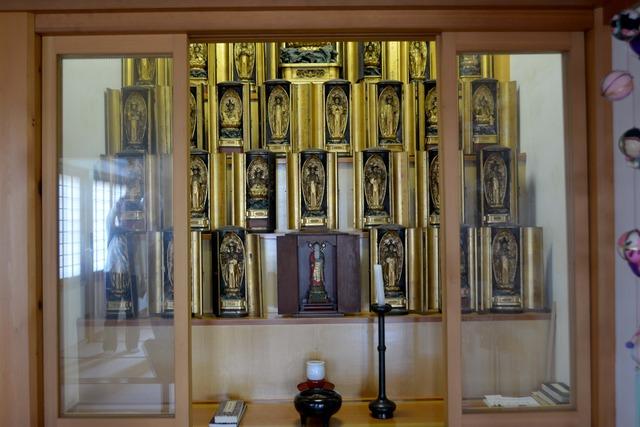 清沢寺に祀られた金色の三十三観音の写真