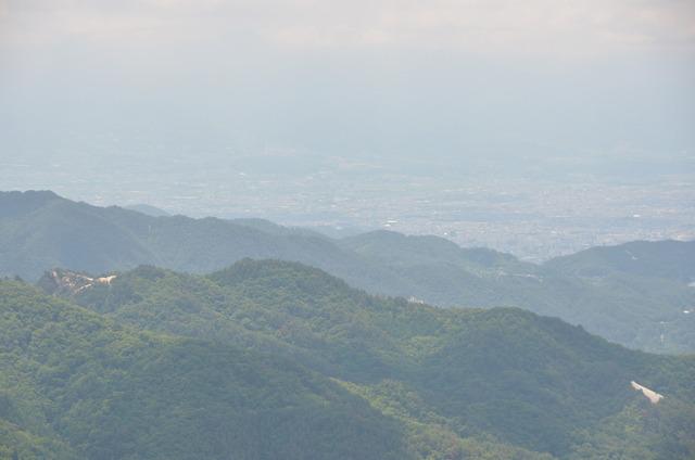 山頂から南側に白砂山、白砂利の写真