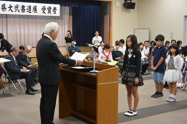 (写真)表彰状が授与される各賞入賞者たち