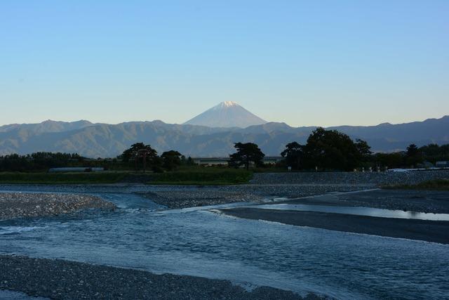 双田橋から見える富士山と川の写真