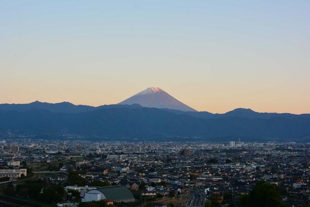 敷島総合公園南から見える民家と富士山の写真