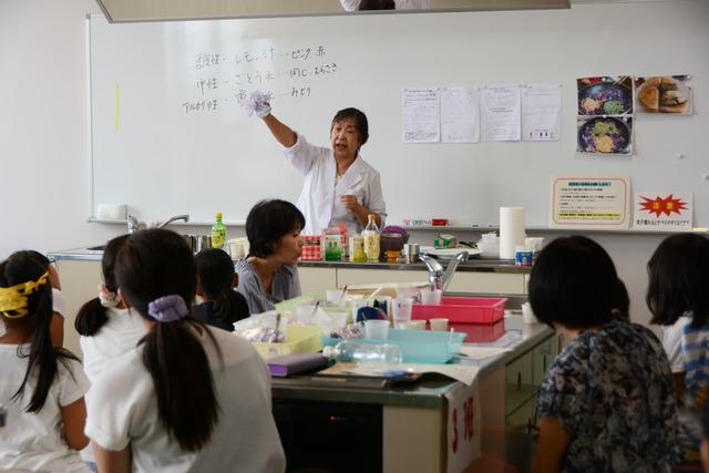 竜王北部公民館で行われた子どもふれあい講座「キッチンで科学しよう」の講師と参加者の小学生たちと保護者たちの写真